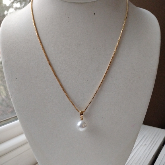 Elegant Gold Pearl Pendant Necklace - Picture 4 of 5